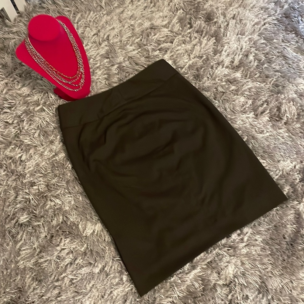 🛍️B2G1 FREE🛍️Set: NWT necklace & Limited lined skirt